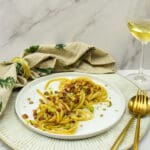 Pistache pasta carbonara met guanciale