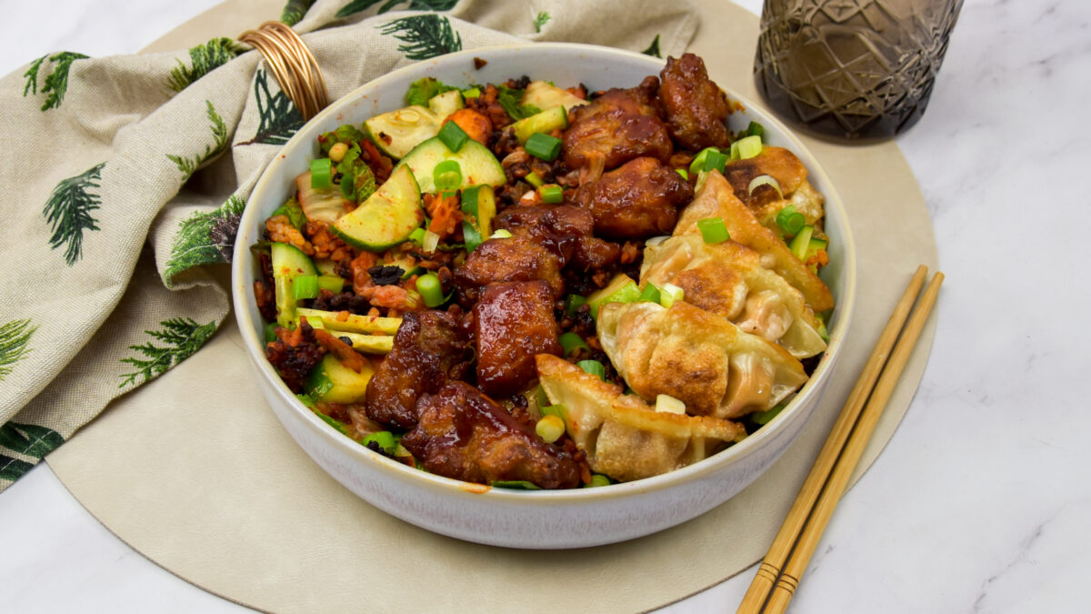 Crispy rijst salade met gyoza en koreaanse kip