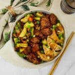 Crispy rijst salade met gyoza en koreaanse kip