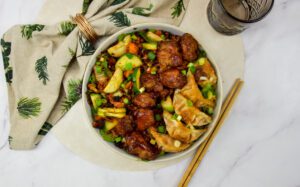 Crispy rijst salade met gyoza en koreaanse kip