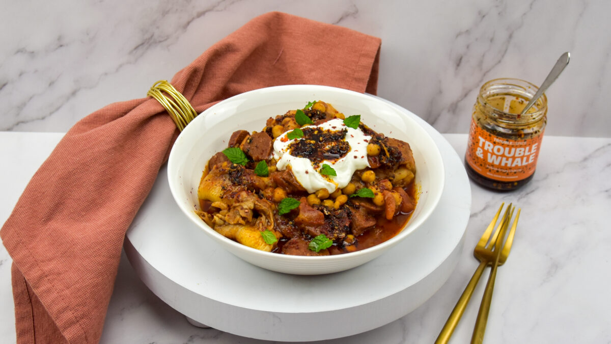 Turkse kippenstoof met sucuk, kikkererwten en Turkse crispy chili oil