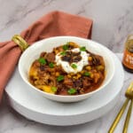 Turkse kippenstoof met crispy chili oil Turkse kippenstoof met sucuk, kikkererwten en Turkse crispy chili oil