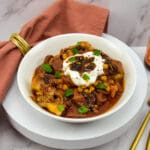 Turkse kippenstoof met sucuk, kikkererwten en Turkse crispy chili oil