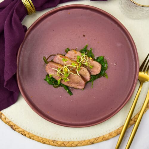 Geglaceerde eendenborst met wakame