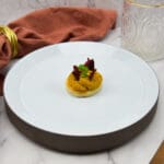 Amuse met tikka masala mousse en tandoori kippenhuid