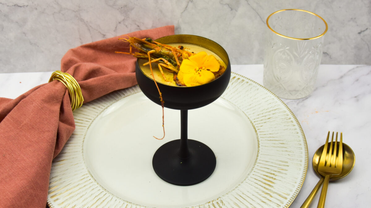 Hartige panna cotta met kurkuma gamba's