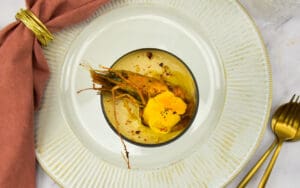 Hartige panna cotta met kurkuma gamba's
