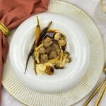Duif met truffelpolenta, babygroenten, verse truffel en Madeira saus
