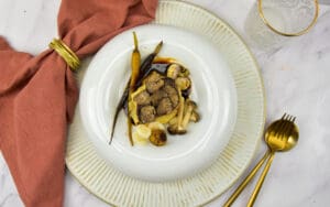 Duif met truffelpolenta, babygroenten, verse truffel en Madeira saus