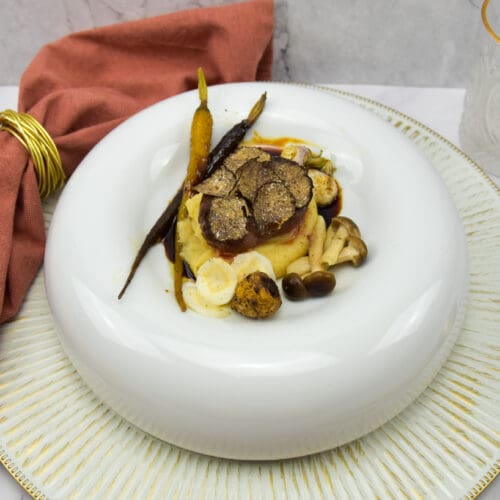 Duif met truffelpolenta, babygroenten, verse truffel en Madeira saus