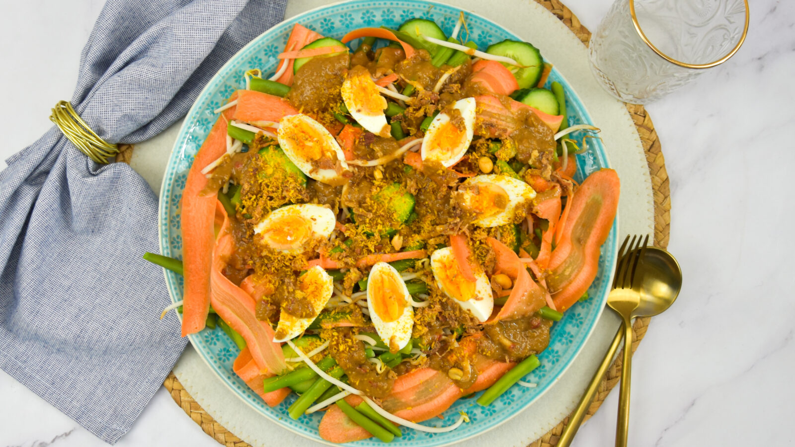 Gado gado met zelfgemaakte satésaus en een zachtgekookt eitje