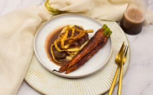 Ossenhaas met pastinaakpuree, gebakken worteltjes en rode wijnsaus
