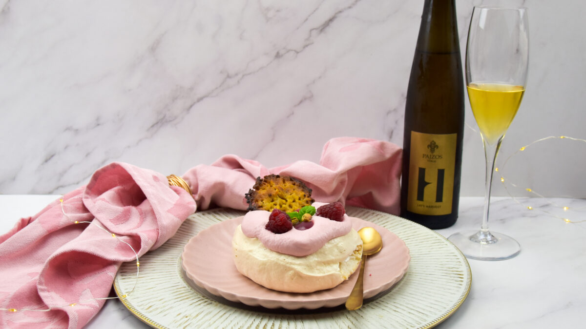 Mini pavlova met frambozenroom, frambozen curd en pistache kletskopjes