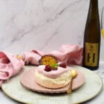 Mini pavlova met frambozenroom, frambozen curd en pistache kletskopjes