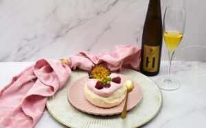 Mini pavlova met frambozenroom, frambozen curd en pistache kletskopjes