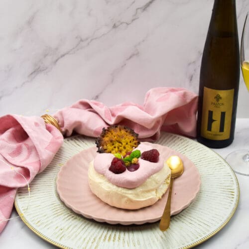 Mini pavlova met frambozenroom, frambozen curd en pistache kletskopjes