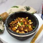 Pindakaas noodles met halloumi
