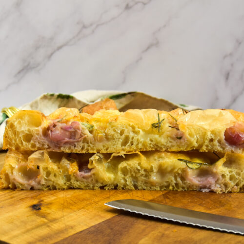 No knead overnight focaccia met blauwe kaas en rode druiven