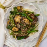 Noedels met biefstuk champignons, bimi en sugarsnaps