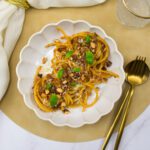 Pasta met rode pesto en gerookte amandelen