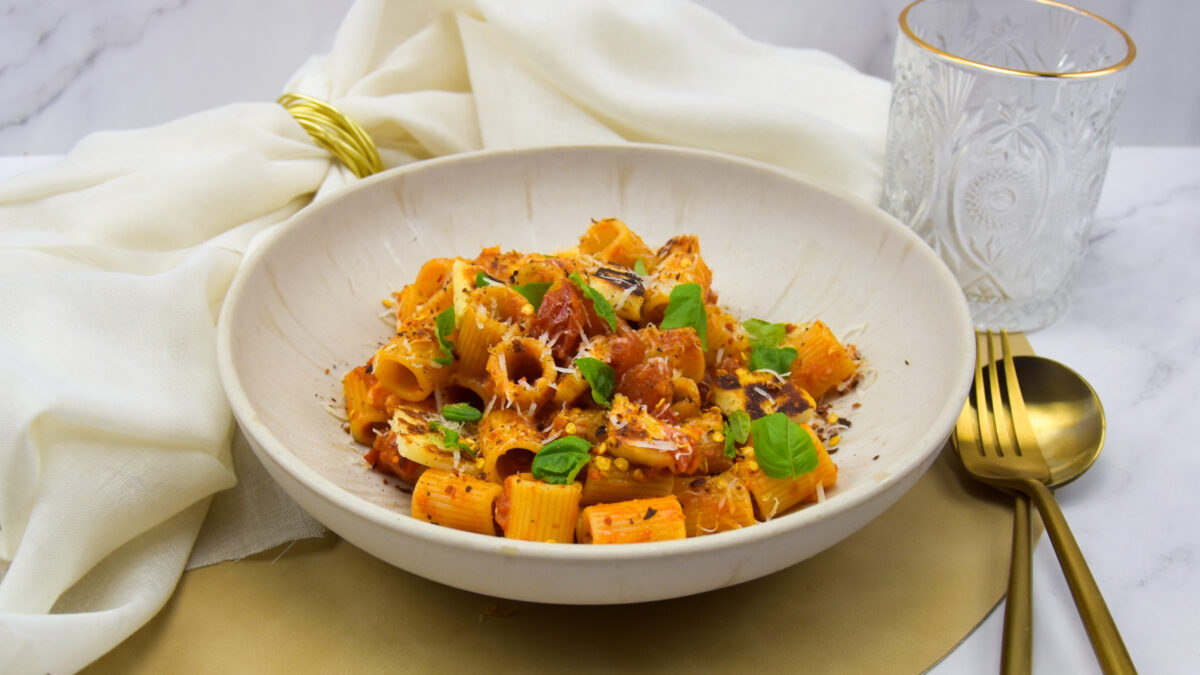 Pasta met halloumi en 'nduja in tomatensaus