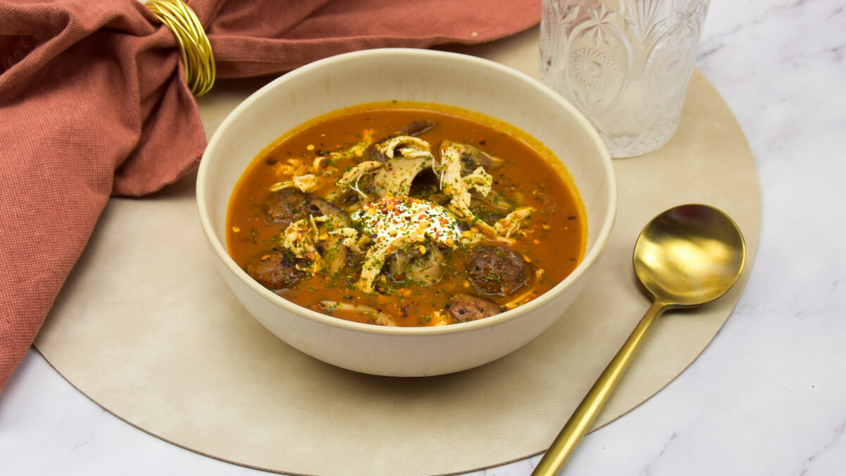 Hongaarse kip paprikash soep met paddenstoelen