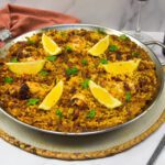 Paella met kip, eend en chorizo