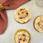 Chocolate chip cookies met hazelnootcrème