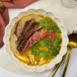 Tom kha kai met ribeye steak