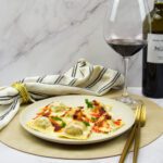 Bolognese ravioli met bechamelsaus en 'nduja boter