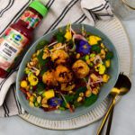 Spicy noodle bowl met gefrituurde tofu en crispy chili oil