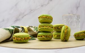 Pistache macarons met pistachenootjes
