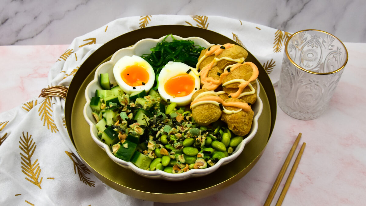 Poké bowl met gefrituurde tofu