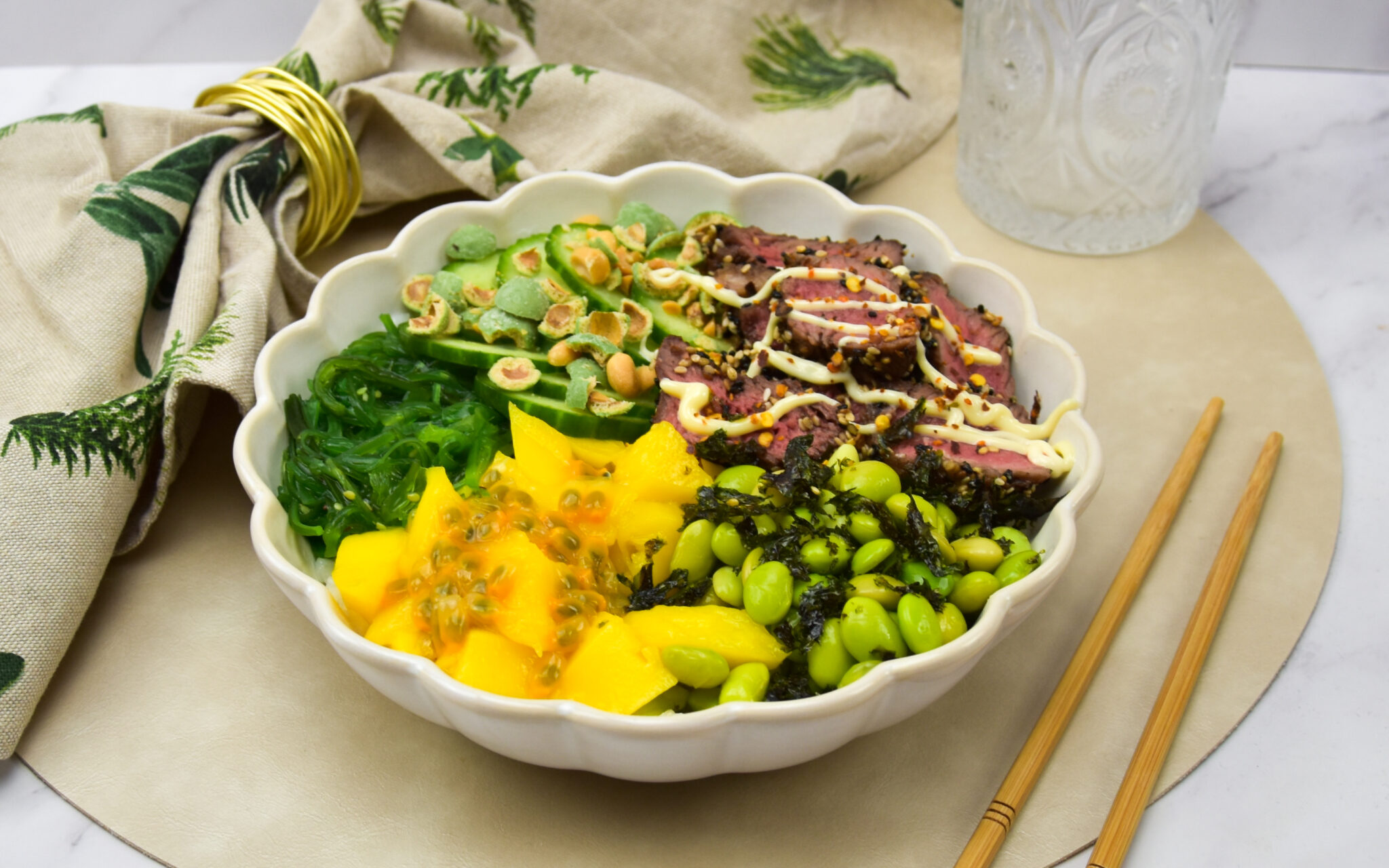 Pokébowl met ribeye steak, mango en edamame