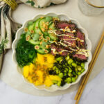 Pokébowl met ribeye steak, mango en edamame