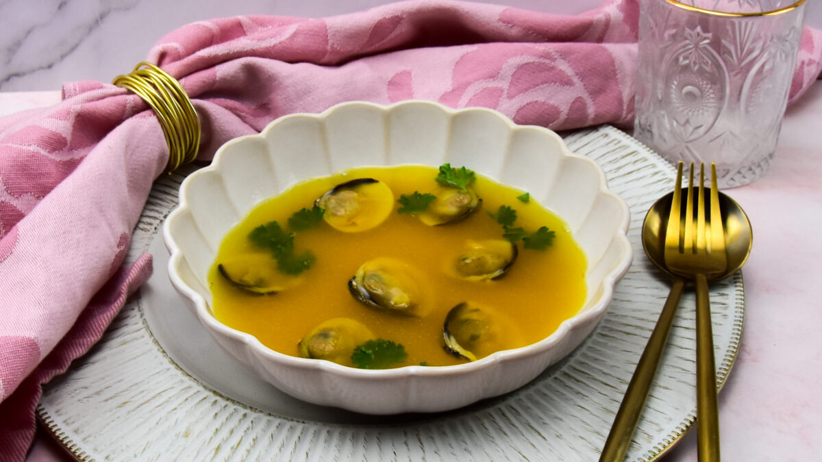 Asperge bouillon met saffraan en schelpjes