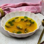 Asperge bouillon met saffraan en schelpjes Asperge bouillon met saffraan en schelpjes