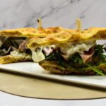 Pinsa kipburgers met mortadella, burrata en pistache