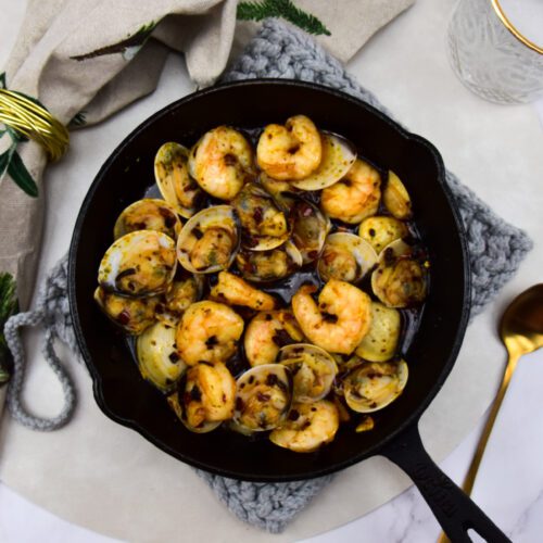 Gamba's al ajillo met crispy chili oil en schelpjes