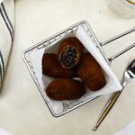 Zwarte risotto kroketjes met knoflook gamba's