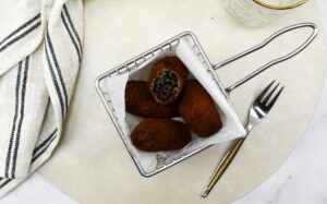 Zwarte risotto kroketjes met knoflook gamba's