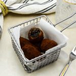 Zwarte risotto kroketjes met knoflook gamba's