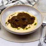 Caribische curry met witte bonenpuree en madame jeanette