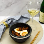 Vietnamese gekaramelliseerde varkensbuik met ei