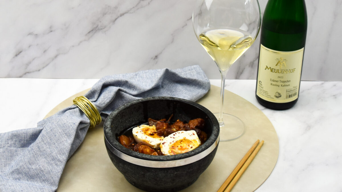 Vietnamese gekaramelliseerde varkensbuik met ei