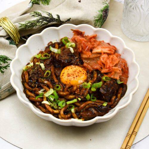 Koreaanse Jjapaguri: Ram-Don Noedels met steak, kimchi en een eitje