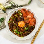 Koreaanse Jjapaguri: Ram-Don Noedels met steak, kimchi en een eitje