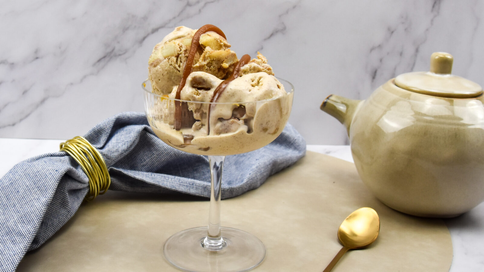 Kaneel ijs met gebakken appeltjes en dulce de leche