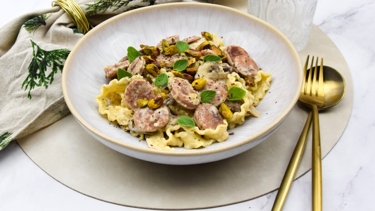 Pasta met worstjes en pistache in truffel roomsaus
