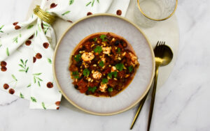 Caponata met zijden tofu en pijnboompitjes